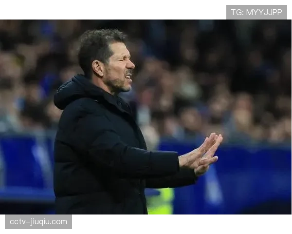 西蒙尼怒砸水瓶，巴萨绝杀引争议判罚讨论